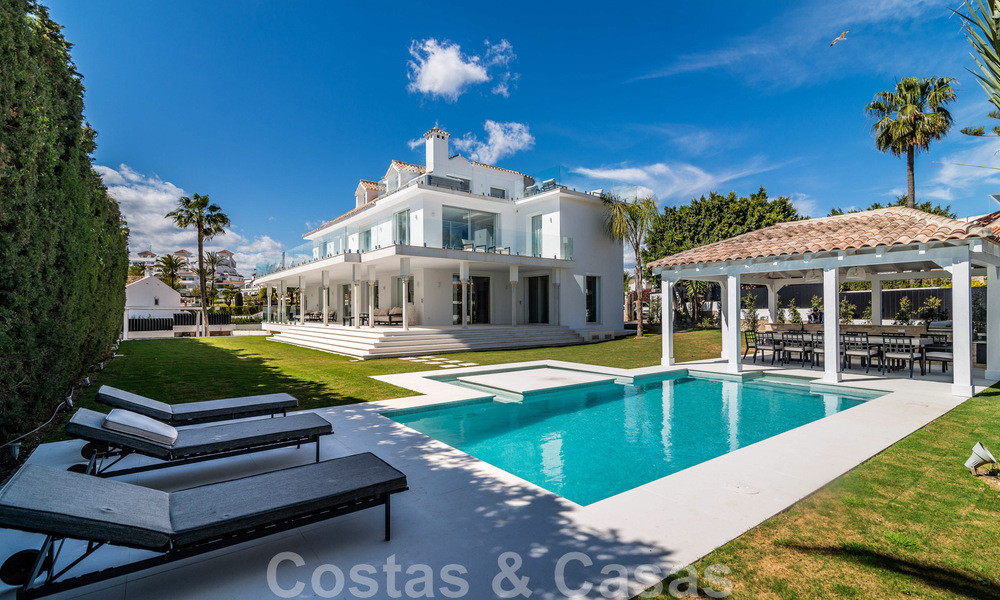 Villa de lujo única en venta en un estilo arquitectónico moderno y andaluz, con vistas al mar, a poca distancia de Puerto Banús, Marbella 45909