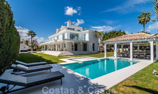 Villa de lujo única en venta en un estilo arquitectónico moderno y andaluz, con vistas al mar, a poca distancia de Puerto Banús, Marbella 45909 