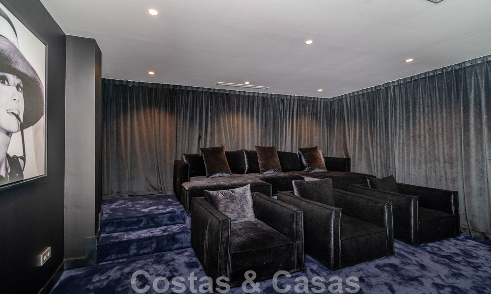 Villa de lujo única en venta en un estilo arquitectónico moderno y andaluz, con vistas al mar, a poca distancia de Puerto Banús, Marbella 45911