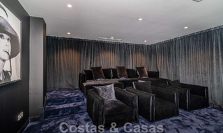 Villa de lujo única en venta en un estilo arquitectónico moderno y andaluz, con vistas al mar, a poca distancia de Puerto Banús, Marbella 45911 