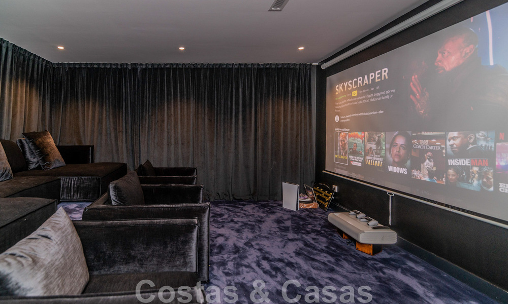 Villa de lujo única en venta en un estilo arquitectónico moderno y andaluz, con vistas al mar, a poca distancia de Puerto Banús, Marbella 45912