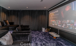 Villa de lujo única en venta en un estilo arquitectónico moderno y andaluz, con vistas al mar, a poca distancia de Puerto Banús, Marbella 45912 