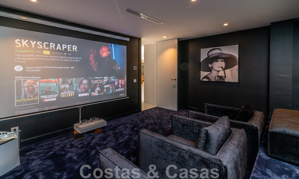 Villa de lujo única en venta en un estilo arquitectónico moderno y andaluz, con vistas al mar, a poca distancia de Puerto Banús, Marbella 45913