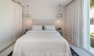 Villa de lujo única en venta en un estilo arquitectónico moderno y andaluz, con vistas al mar, a poca distancia de Puerto Banús, Marbella 45915 