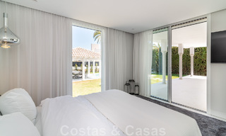 Villa de lujo única en venta en un estilo arquitectónico moderno y andaluz, con vistas al mar, a poca distancia de Puerto Banús, Marbella 45916 