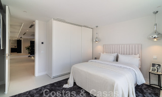 Villa de lujo única en venta en un estilo arquitectónico moderno y andaluz, con vistas al mar, a poca distancia de Puerto Banús, Marbella 45917 