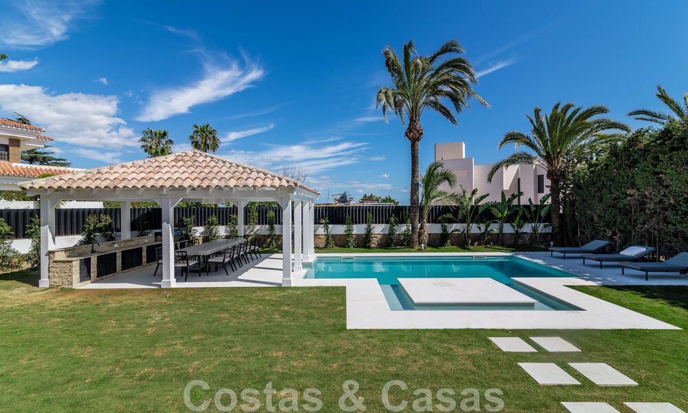 Villa de lujo única en venta en un estilo arquitectónico moderno y andaluz, con vistas al mar, a poca distancia de Puerto Banús, Marbella 45918