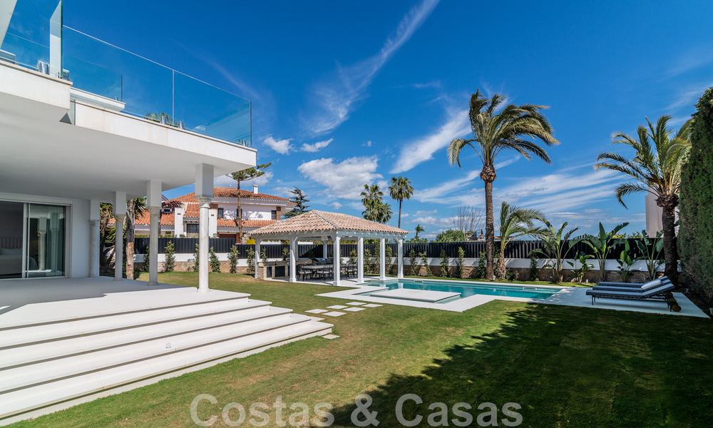Villa de lujo única en venta en un estilo arquitectónico moderno y andaluz, con vistas al mar, a poca distancia de Puerto Banús, Marbella 45919