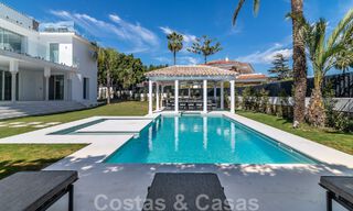 Villa de lujo única en venta en un estilo arquitectónico moderno y andaluz, con vistas al mar, a poca distancia de Puerto Banús, Marbella 45920 
