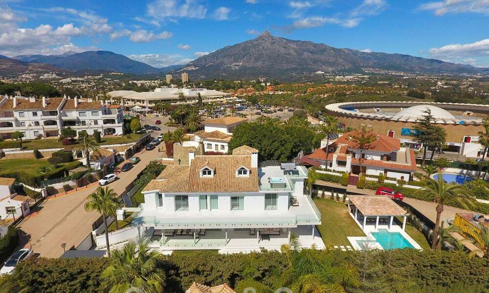 Villa de lujo única en venta en un estilo arquitectónico moderno y andaluz, con vistas al mar, a poca distancia de Puerto Banús, Marbella 45922