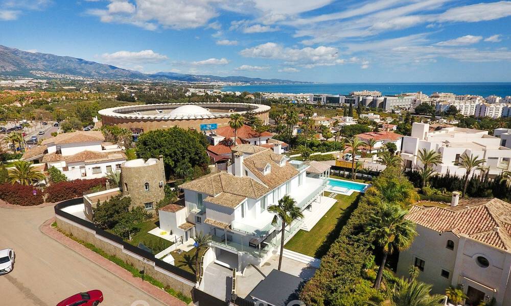 Villa de lujo única en venta en un estilo arquitectónico moderno y andaluz, con vistas al mar, a poca distancia de Puerto Banús, Marbella 45923