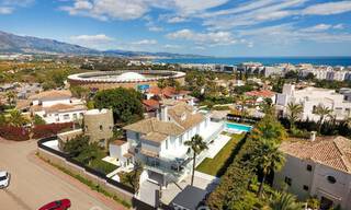 Villa de lujo única en venta en un estilo arquitectónico moderno y andaluz, con vistas al mar, a poca distancia de Puerto Banús, Marbella 45923 