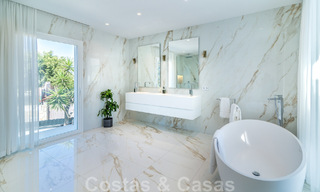 Villa de lujo única en venta en un estilo arquitectónico moderno y andaluz, con vistas al mar, a poca distancia de Puerto Banús, Marbella 45925 