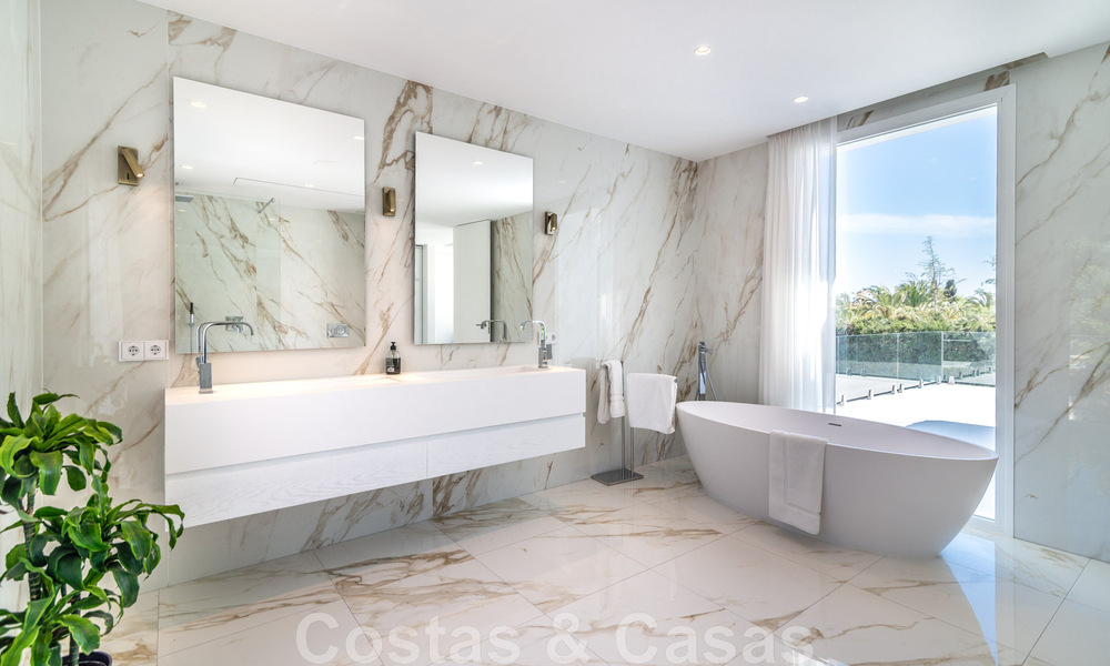 Villa de lujo única en venta en un estilo arquitectónico moderno y andaluz, con vistas al mar, a poca distancia de Puerto Banús, Marbella 45927