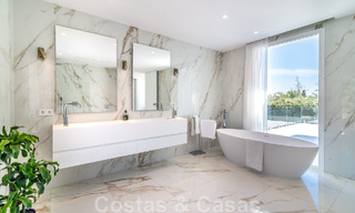 Villa de lujo única en venta en un estilo arquitectónico moderno y andaluz, con vistas al mar, a poca distancia de Puerto Banús, Marbella 45927 