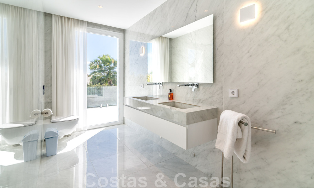 Villa de lujo única en venta en un estilo arquitectónico moderno y andaluz, con vistas al mar, a poca distancia de Puerto Banús, Marbella 45928