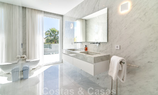 Villa de lujo única en venta en un estilo arquitectónico moderno y andaluz, con vistas al mar, a poca distancia de Puerto Banús, Marbella 45928 