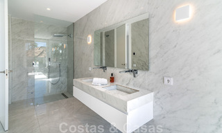 Villa de lujo única en venta en un estilo arquitectónico moderno y andaluz, con vistas al mar, a poca distancia de Puerto Banús, Marbella 45931 