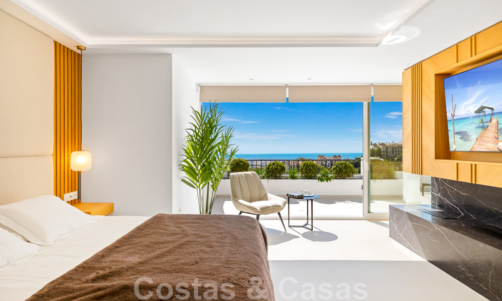 Amplio ático de lujo totalmente reformado en venta con vistas al mar en Benahavis - Marbella 45300