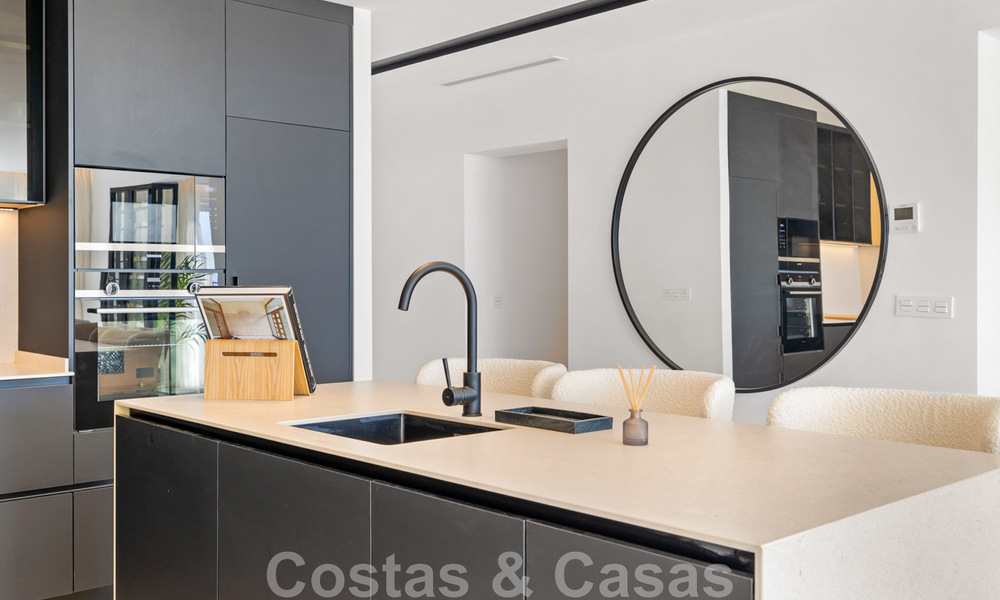 Amplio ático de lujo totalmente reformado en venta con vistas al mar en Benahavis - Marbella 45308