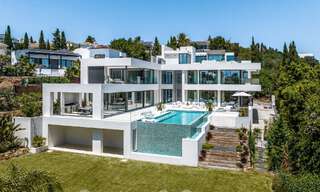 Nueva villa de diseño modernista en venta con vistas panorámicas, situada en la Nueva Milla de Oro de Marbella - Benahavís 53676 