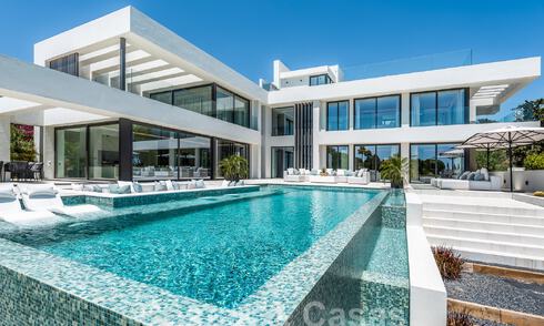 Nueva villa de diseño modernista en venta con vistas panorámicas, situada en la Nueva Milla de Oro de Marbella - Benahavís 53678