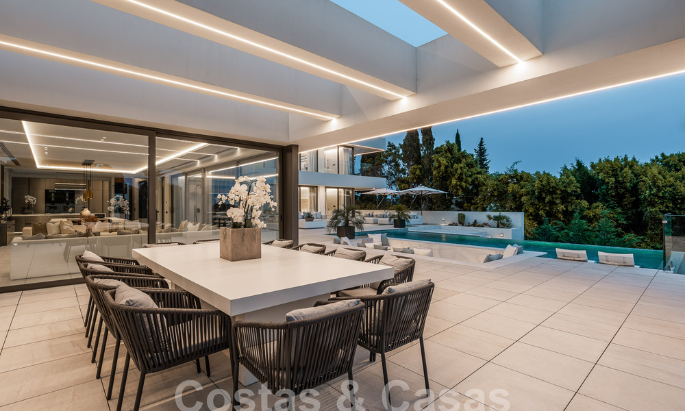 Nueva villa de diseño modernista en venta con vistas panorámicas, situada en la Nueva Milla de Oro de Marbella - Benahavís 53684