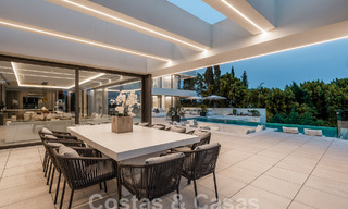 Nueva villa de diseño modernista en venta con vistas panorámicas, situada en la Nueva Milla de Oro de Marbella - Benahavís 53684 