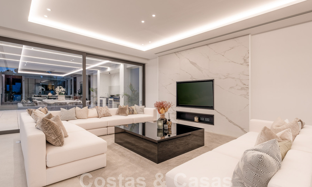 Nueva villa de diseño modernista en venta con vistas panorámicas, situada en la Nueva Milla de Oro de Marbella - Benahavís 53686