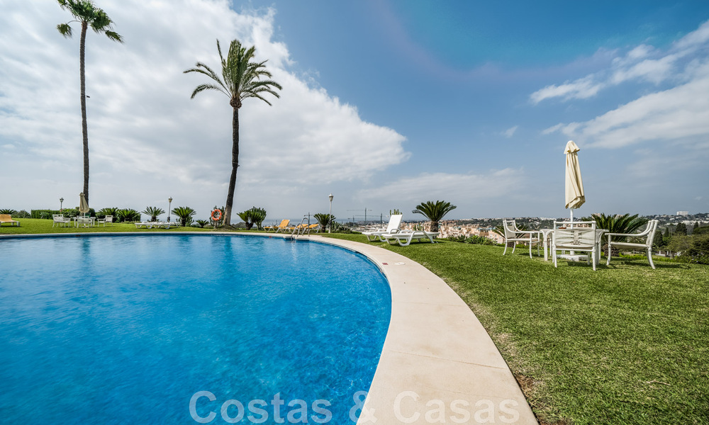 Amplio apartamento en venta, totalmente reformado en estilo moderno, situado en una zona deseable en la Milla de Oro de Marbella 46420