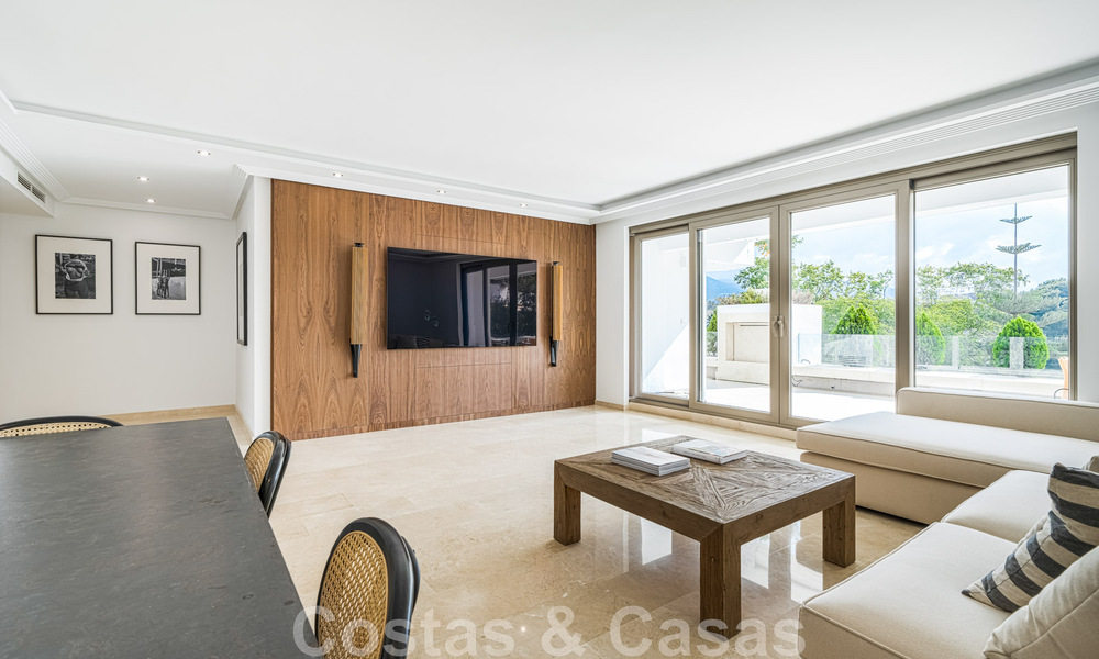 Amplio apartamento en venta, totalmente reformado en estilo moderno, situado en una zona deseable en la Milla de Oro de Marbella 46422
