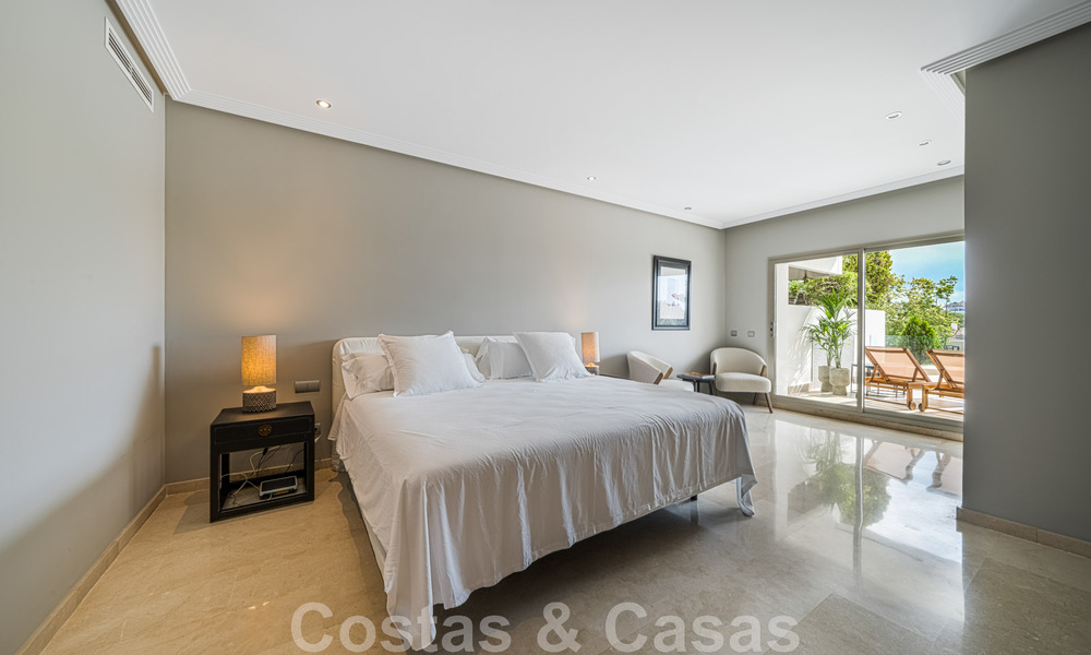 Amplio apartamento en venta, totalmente reformado en estilo moderno, situado en una zona deseable en la Milla de Oro de Marbella 46426