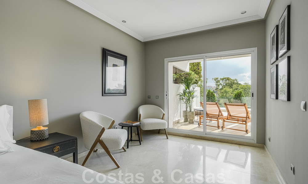 Amplio apartamento en venta, totalmente reformado en estilo moderno, situado en una zona deseable en la Milla de Oro de Marbella 46427