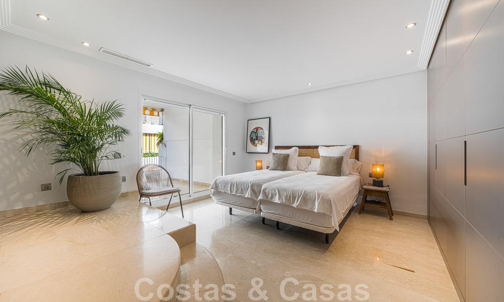 Amplio apartamento en venta, totalmente reformado en estilo moderno, situado en una zona deseable en la Milla de Oro de Marbella 46429