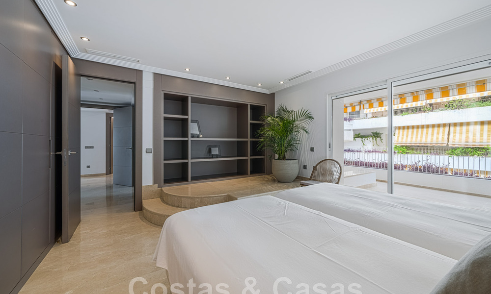 Amplio apartamento en venta, totalmente reformado en estilo moderno, situado en una zona deseable en la Milla de Oro de Marbella 46430