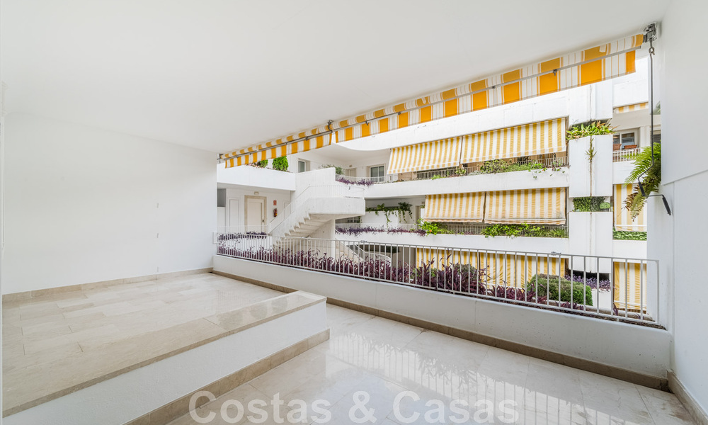 Amplio apartamento en venta, totalmente reformado en estilo moderno, situado en una zona deseable en la Milla de Oro de Marbella 46431