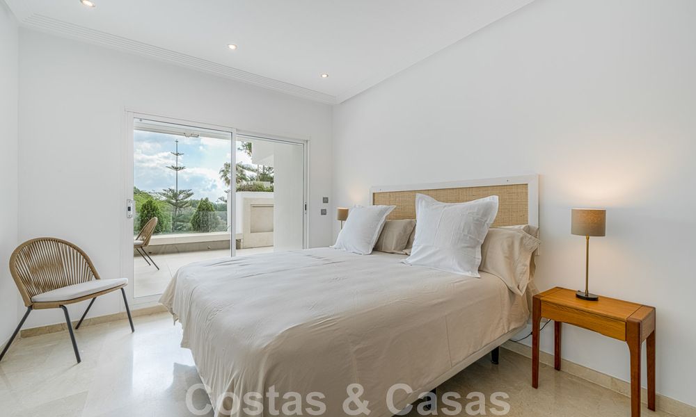 Amplio apartamento en venta, totalmente reformado en estilo moderno, situado en una zona deseable en la Milla de Oro de Marbella 46433