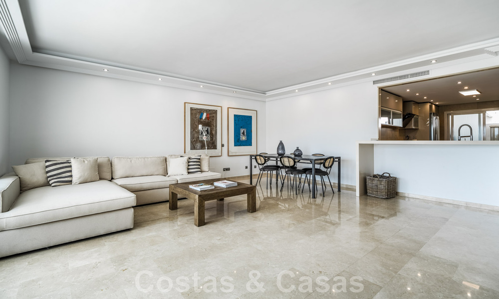 Amplio apartamento en venta, totalmente reformado en estilo moderno, situado en una zona deseable en la Milla de Oro de Marbella 46434