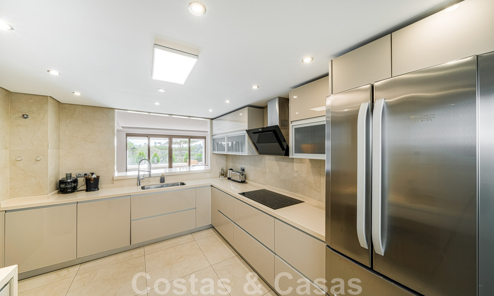 Amplio apartamento en venta, totalmente reformado en estilo moderno, situado en una zona deseable en la Milla de Oro de Marbella 46436