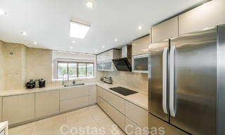 Amplio apartamento en venta, totalmente reformado en estilo moderno, situado en una zona deseable en la Milla de Oro de Marbella 46436 