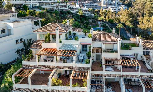 Prestigioso ático dúplex en venta, renovado en estilo contemporáneo, con vistas panorámicas al mar en el valle del golf de Nueva Andalucía, Marbella 46071