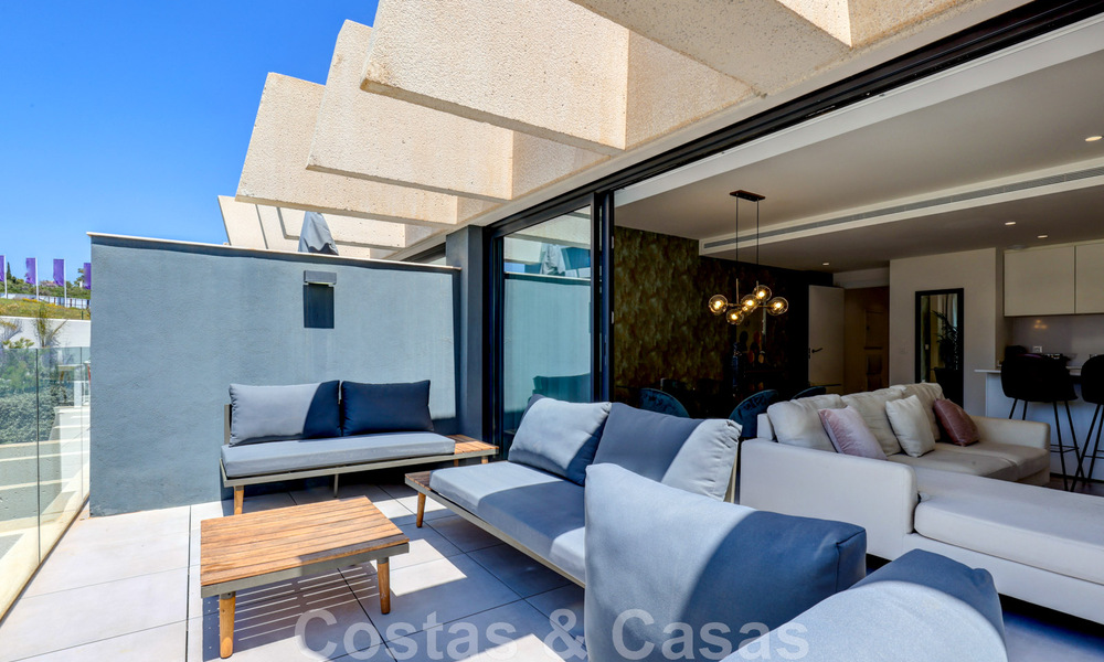 Moderno apartamento de 3 dormitorios en alquilar en un complejo de golf en la Nueva Milla de Oro, entre Marbella y Estepona 45543