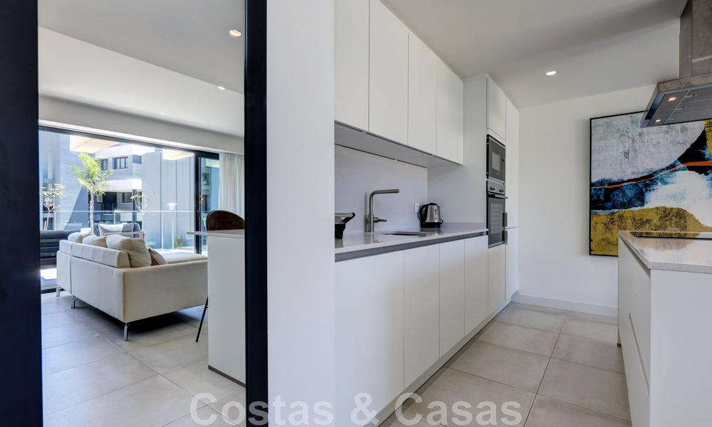 Moderno apartamento de 3 dormitorios en alquilar en un complejo de golf en la Nueva Milla de Oro, entre Marbella y Estepona 45560