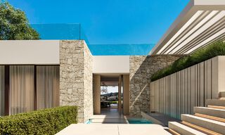 Nueva y ultramoderna villa de lujo en venta con diseño arquitectónico, en primera línea de golf de Los Naranjos en Nueva Andalucía, Marbella 46038 