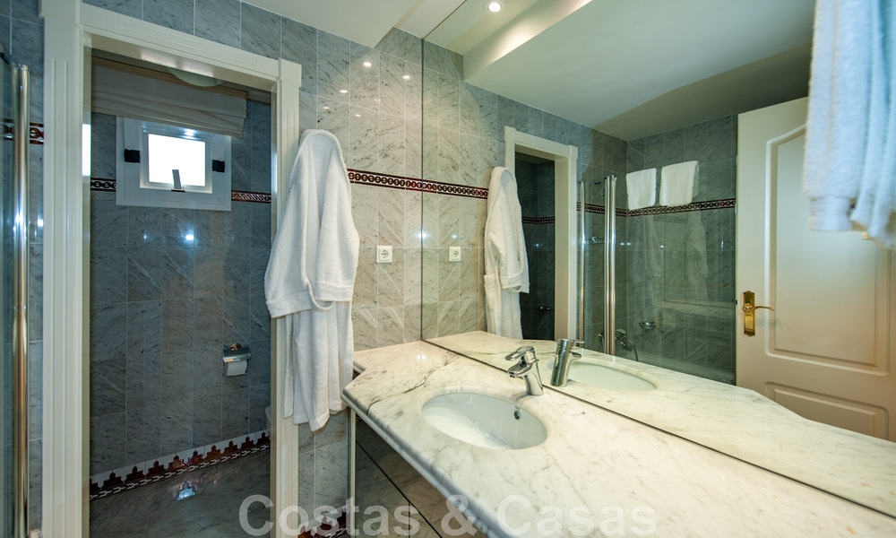 Apartamentos en primera línea de playa en venta en Puente Romano, con vistas al mar, en la Milla de Oro de Marbella 45677