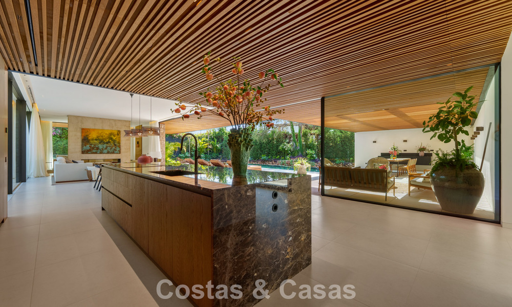Villa de diseño vanguardista en venta con numerosas comodidades de lujo en Nueva Andalucía, Marbella 786079