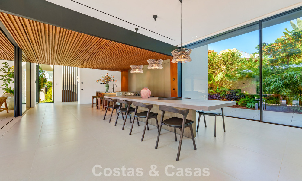 Villa de diseño vanguardista en venta con numerosas comodidades de lujo en Nueva Andalucía, Marbella 786082