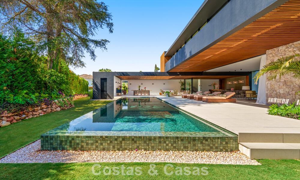 Villa de diseño vanguardista en venta con numerosas comodidades de lujo en Nueva Andalucía, Marbella 786092