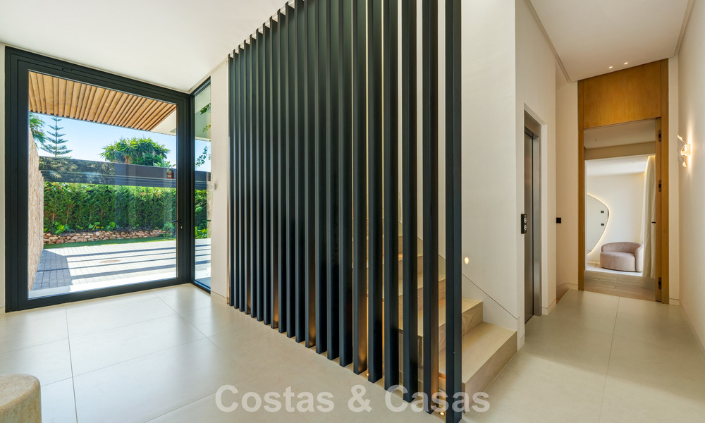 Villa de diseño vanguardista en venta con numerosas comodidades de lujo en Nueva Andalucía, Marbella 786094