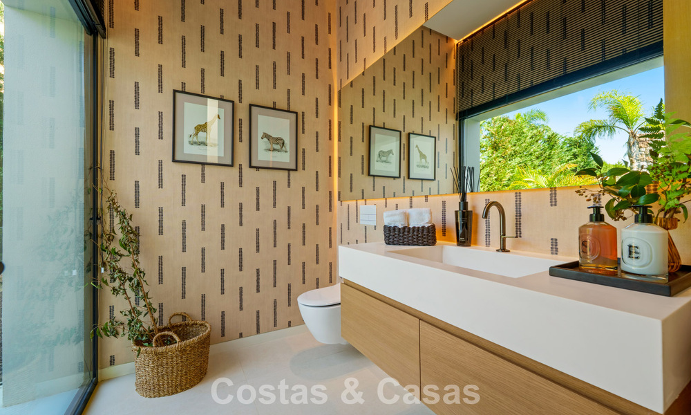 Villa de diseño vanguardista en venta con numerosas comodidades de lujo en Nueva Andalucía, Marbella 786095